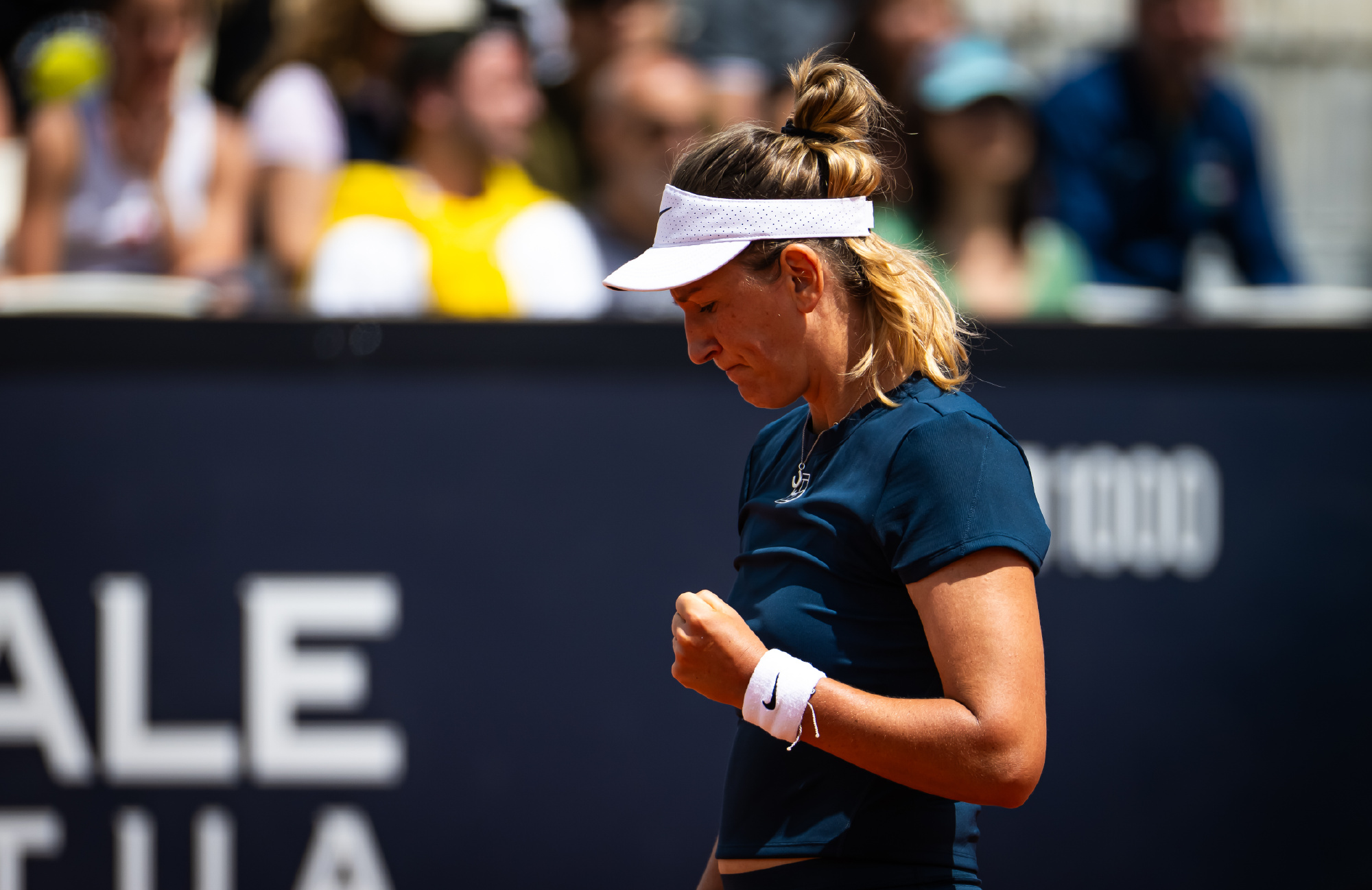 阿扎伦卡在湖人比赛中夺冠，持续失利引发热议！